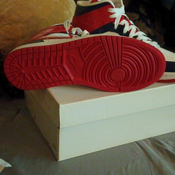 Air Jordan 1 MID SE SZ 9.5 - Picture 7 of 8